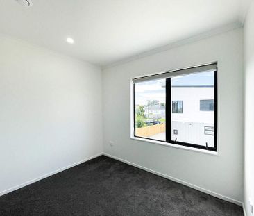 Near-New 3 Bedroom Townhouse in Mount Roskill - Photo 1