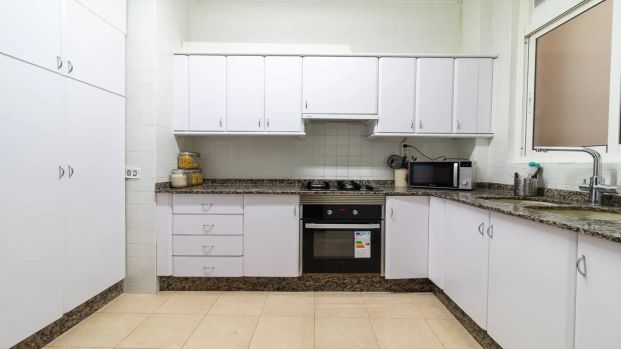 Room in a shared 5-bedroom apartment for rent in Russafa, perfect for professionals and students. - Photo 1