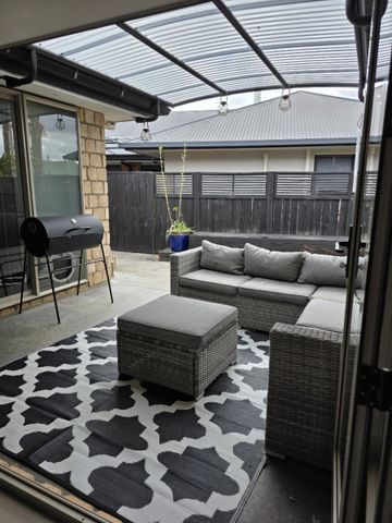 SPACIOUS FOUR-BEDROOM HOME WITH AMPLE PARKING - Photo 5