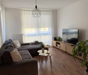 Helle 2-Zimmer-Wohnung mit Loggia | 61 m² | Möbliert | Top-Anbindung - Photo 2