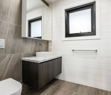 MODERN TOWNHOUSE | IDEAL LOCATION| QUALITY FITTINGS - Photo 5