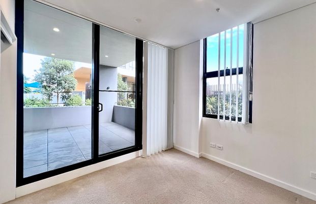 Three bedroom apartment，Extra kitchen and Laundry in Master room with parking!!! - Photo 1