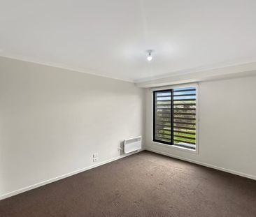 🏡 4-Bedroom Townhouse in Wollert - Photo 2