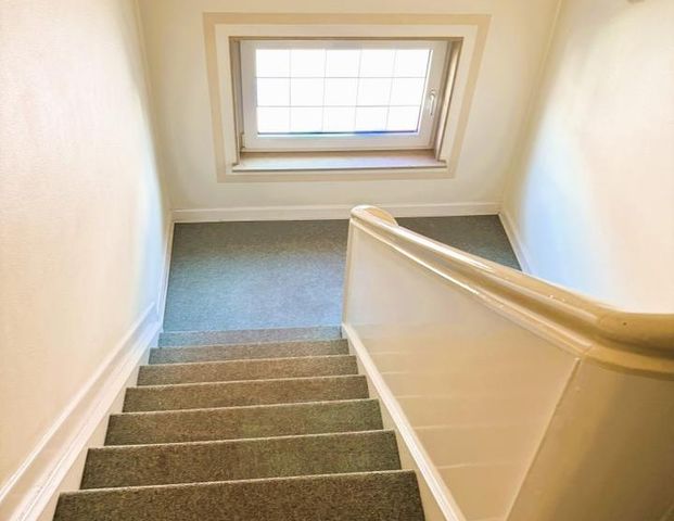 Modernisierte 2,5 Zi.-DG- Wohnung im Dreifamilienhaus - Foto 1