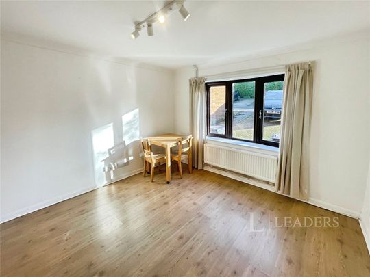 2 bedroom house to rent White Hedge Drive, St. Albans, AL3 - Photo 1