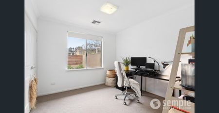 Beautifully presented - Convenient Location - Photo 3