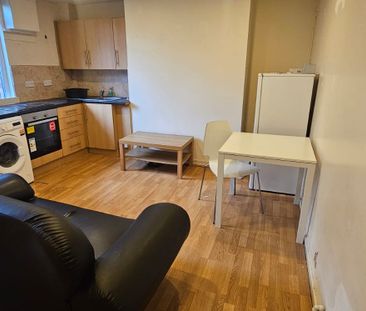 1 Bed - 68b Chapel Lane, Leeds - LS6 3BW - Student - Photo 1