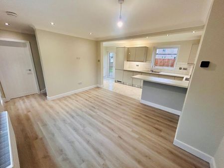 4 bedroom semi-detached house to rent - Photo 5