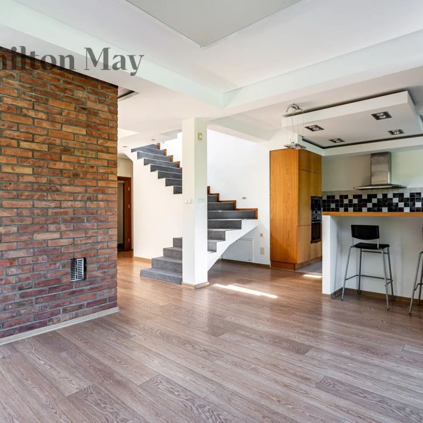 Przestronny i funkcjonalny dom w Bolechowicach z pięknym widokiem na Bramę Bolechowicką, idealny dla rodziny ceniącej komfort i bliskość natury - Фото 1