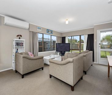 Charming Two Bedroom Unit - Photo 1