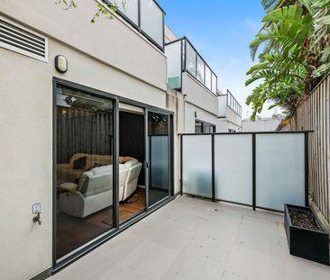 FULLY FURNSIHED BOUTIQUE APARTMENT WITH COURTYARD ! CAFES AND BEACH... - Photo 4