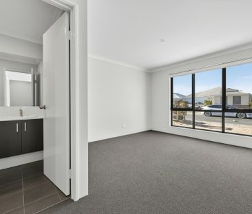 Band New Three Bedroom Dual Living Property! - Photo 6