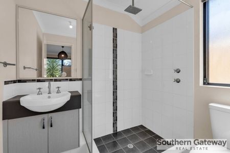 Spacious 3 bedroom 2 bathroom home - Photo 4