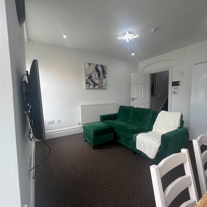 4 Bed Maisonette, Two Mile Hill Road, BS15 - Photo 1
