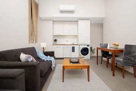 Fully Furnished on Bank Place! (Electricity & Water usage included) - Photo 3