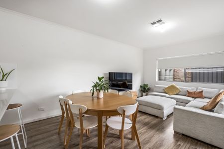 Contemporary Courtyard Home - Photo 2