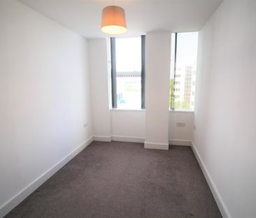 London Road, Lowfield Heath - Photo 2