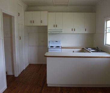 CHARMING 3-BEDROOM PROPERTY - Photo 2