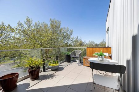 Spacious Two-Bedroom Apartment with Balcony & Parking - Photo 3