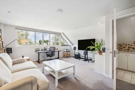 Wonderful five bedroom riverside home with private mooring and fabulous river views - Photo 2