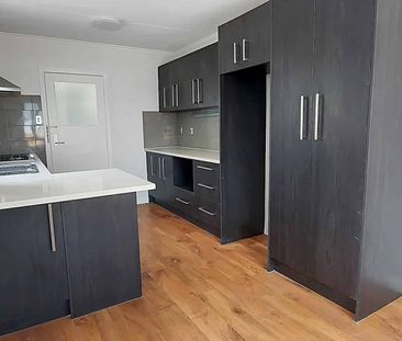 Te Atatu Peninsula- Three Bedroom House - Photo 5