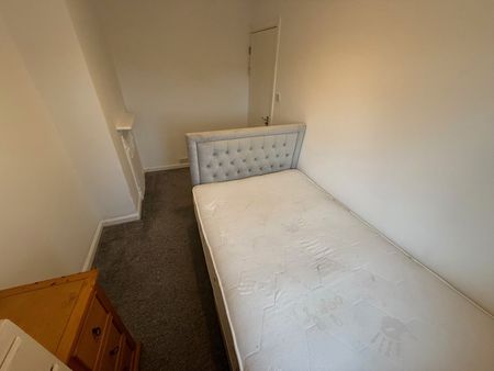 4 bedroom semi-detached house to rent - Photo 2