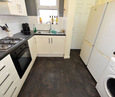 6 bedroom House in Brudenell Mount, Leeds - Photo 4