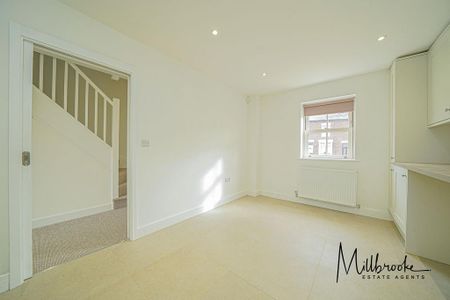 4 bedroom semi-detached house to rent - Photo 3