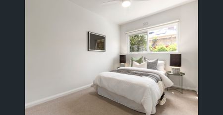 Beautifully Renovated Courtyard Apartment in Prime Locale - Photo 3