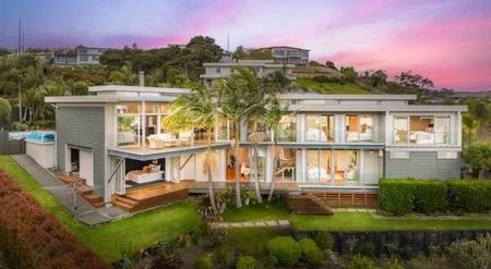 Luxurious Family Retreat with Panoramic Views in Schnapper Rock - Photo 4