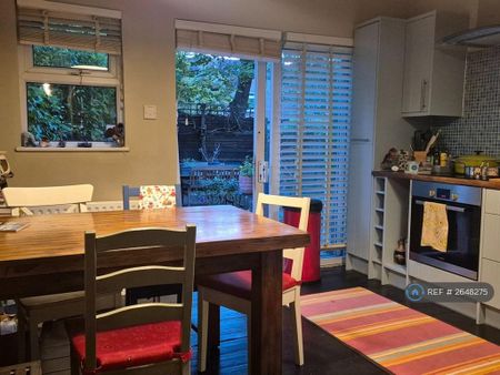 2 bedroom flat to rent - Photo 4