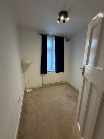 3 Bed Terraced House, Beccles Drive, IG11 - Photo 3