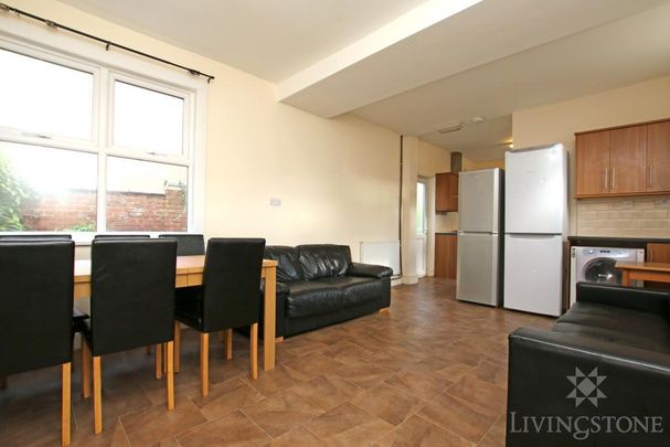 8 bedroom townhouse to rent - Photo 1