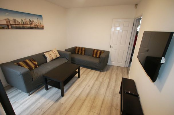 6 Bed Terraced House, Grange Avenue, RG6 - Photo 1