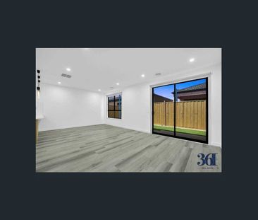 Spacious luxuriously Near New home near Amenities and Train Station!! - Photo 4