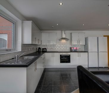 7 Bed Flat, Stonemasons Close, L7 - Photo 1