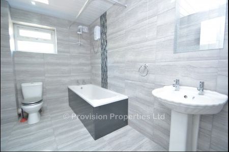 3 Bedroom Student Properties Leeds - Photo 2