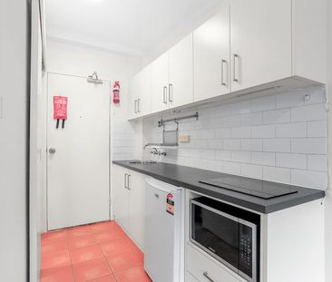 Charming Ground Floor Studio with Sunny Courtyard in Prime Location... - Photo 3