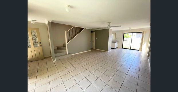 Spacious Free Standing Townhouse with HUGE Double Garage . - Photo 1