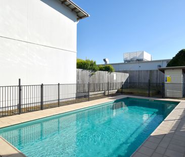 :: LIVE IN LUXURY - MODERN TOWNHOUSE - POOL IN COMPLEX! - Photo 1