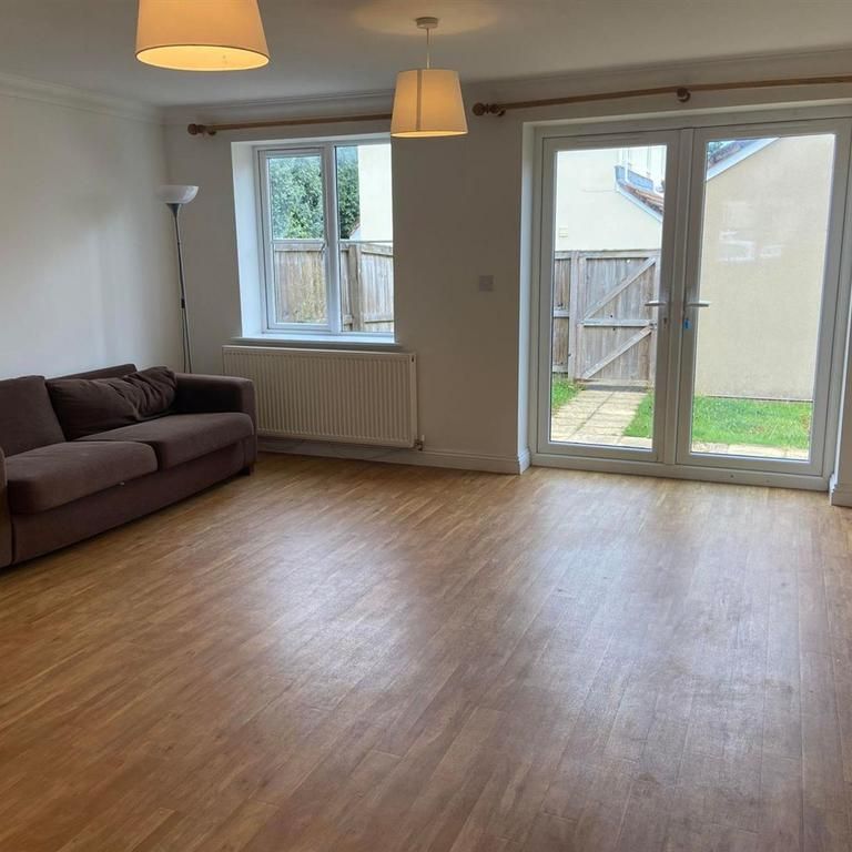 4 bedroom semi-detached house to rent - Photo 1