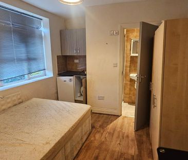 Sheffield Drive, Romford RM3, London - Photo 3