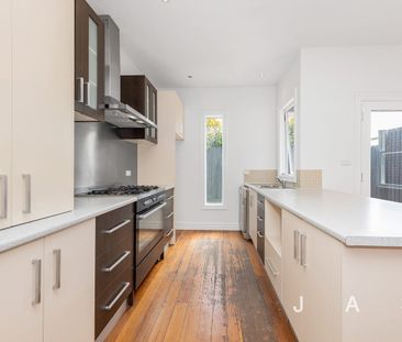 THREE BEDROOM BEAUTY IN PRIME SEDDON LOCATION - Photo 2