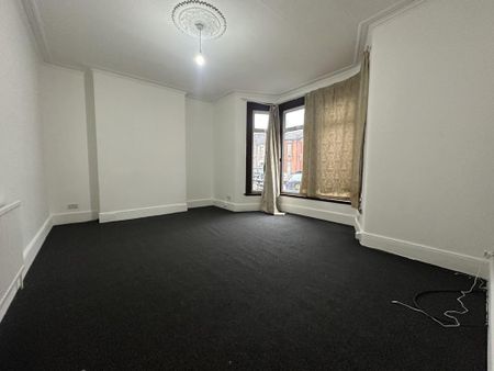 5 bedroom end of terrace house to rent - Photo 2