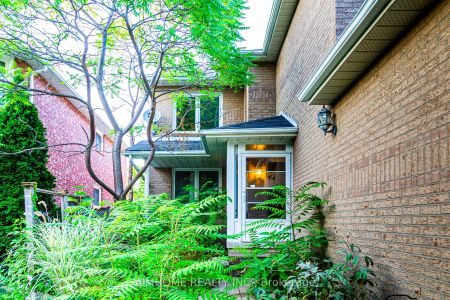 Detached Home For Lease | N9255063 - Photo 2