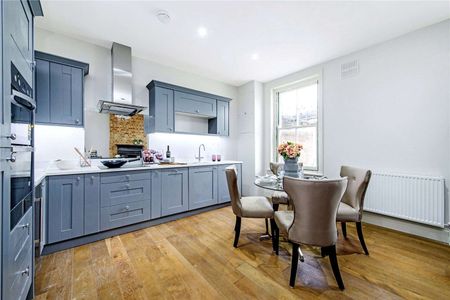 A two bedroom, two bathroom flat with a private entrance conveniently positioned just off the High Street in Wimbledon Village. - Photo 5