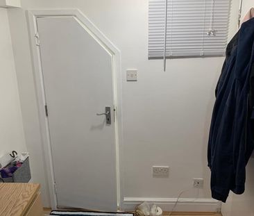 Room in a Shared Flat, High Road Leytonstone, E11 - Photo 3