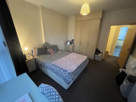 3 bedroom flat to rent - Photo 4