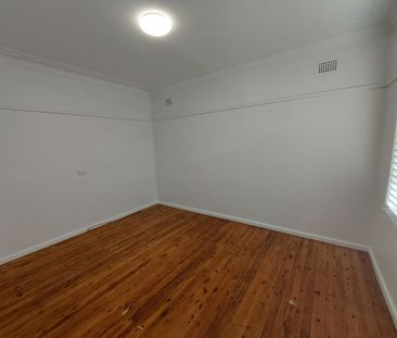 Conveniently Located 3 Bedroom Home - Photo 3