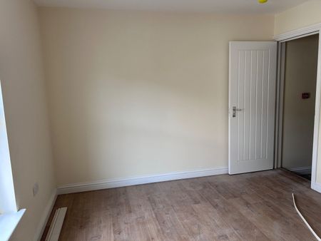 4 Bed End Terrace, Lower Field Road, RG1 - Photo 2